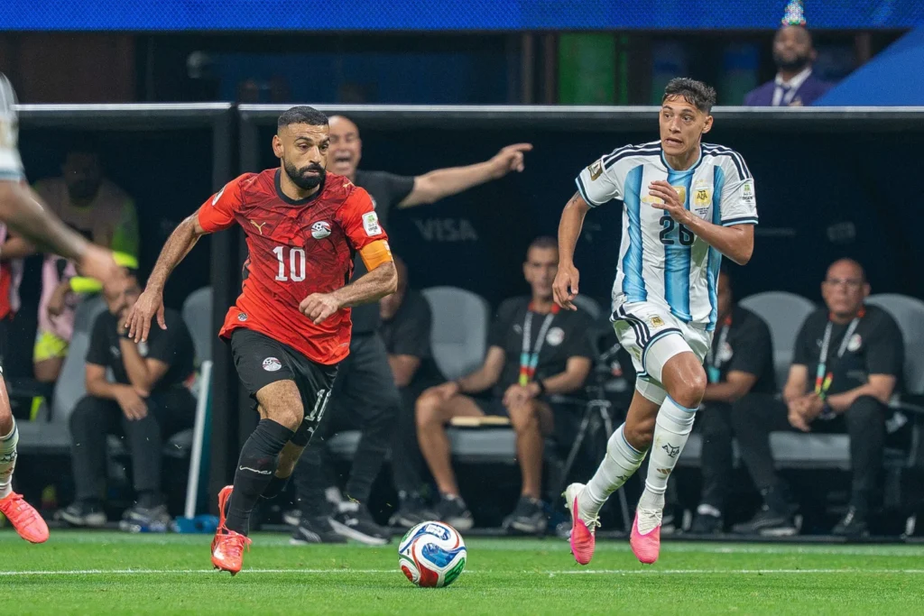 محمد صلاح يلعب في مباراة كرة قدم