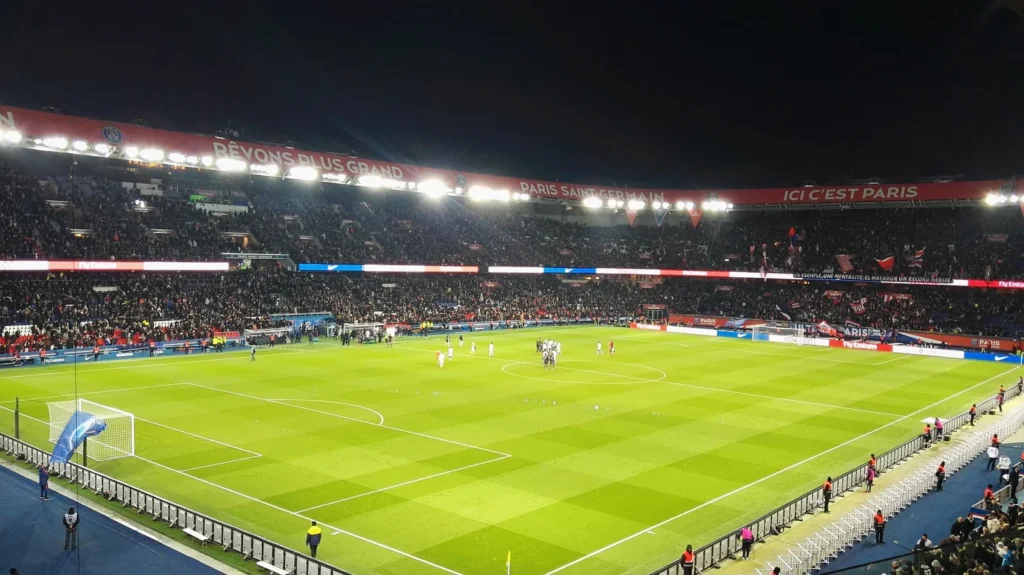مشهد عام من مباراة في الدوري الفرنسي على ملعب بارك دي برانس