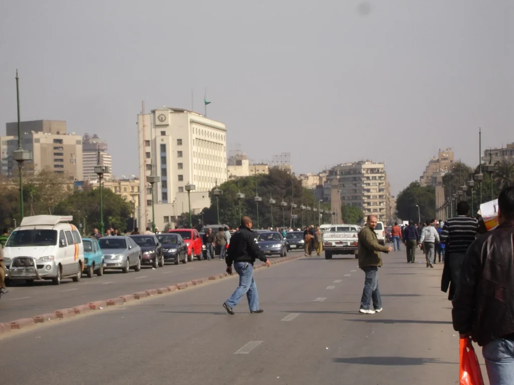 سيارات متوقفة على أحد كباري القاهرة