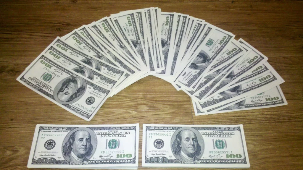 أوراق نقدية أمريكية من فئة 100 دولار