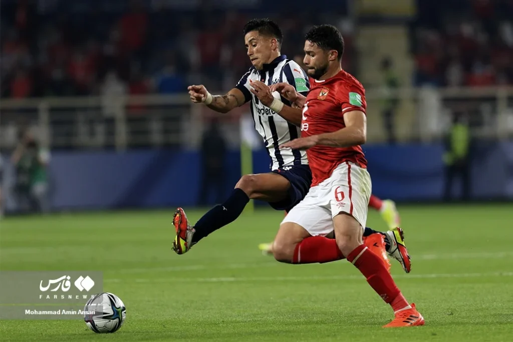 ياسر إبراهيم لاعب الأهلي في منافسة على الكرة خلال مباراة أمام مونتيري