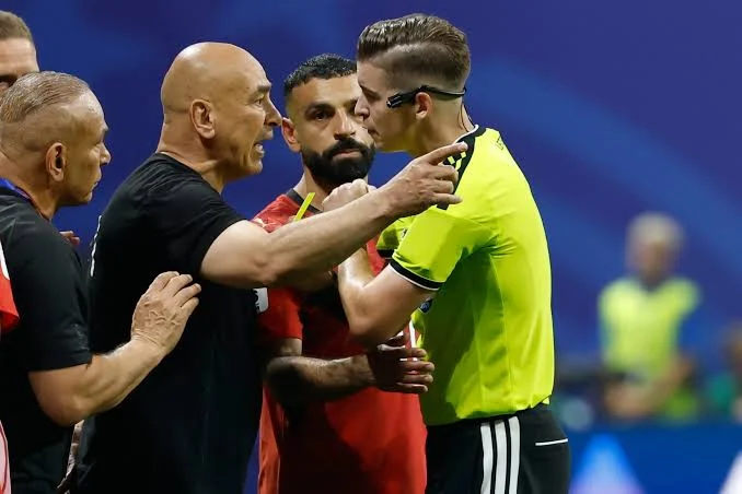 فيفا يوقف حسام وإبراهيم حسن 3 مباريات وزيكو 5