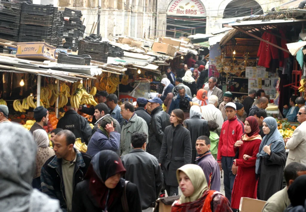 سوق لبيع الخضر والفواكه في الجزائر معروضات متنوعة