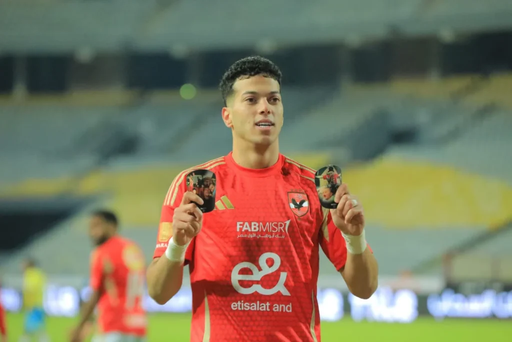 لاعب الأهلي إمام عاشور يحتفل بهدف في مباراة بالدوري