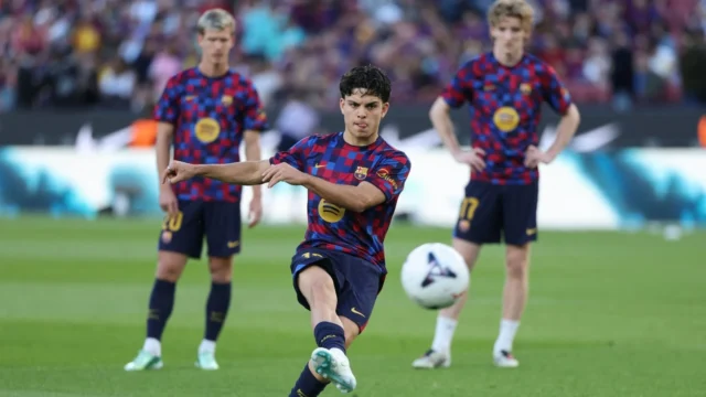 تشافي إسبارت يخرج مصابًا في الدقيقة 30 من كلاسيكو برشلونة وريال مدريد