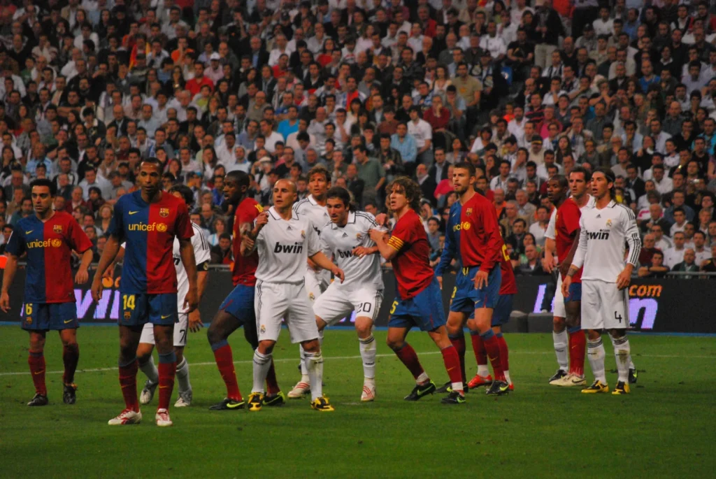 لاعبو ريال مدريد وبرشلونة يتنازعون على الكرة في مباراة كلاسيكو