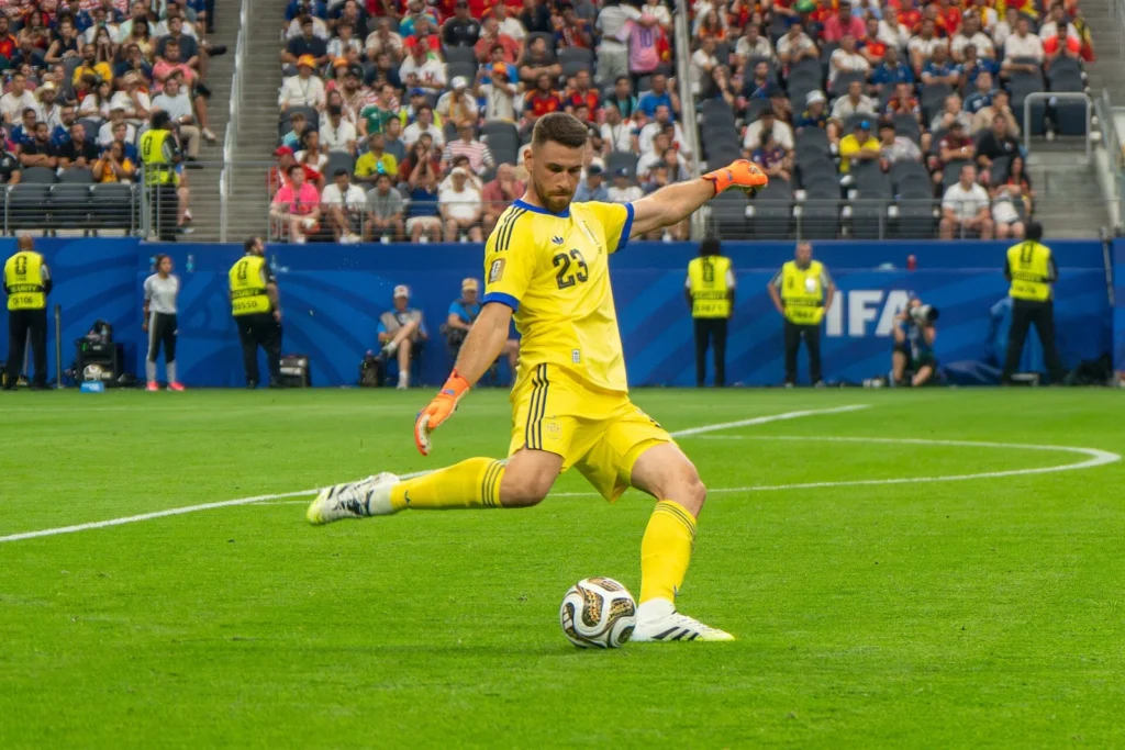 أوناي سيمون بقميص إسبانيا خلال مباراة فرنسا وإسبانيا في كأس العالم 2026