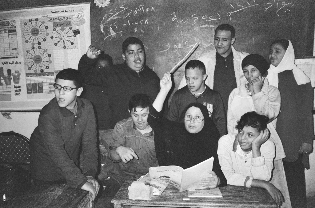 لحظة تعليمية داخل فصل دراسي في مصر يظهر فيها المعلم مع طلابه