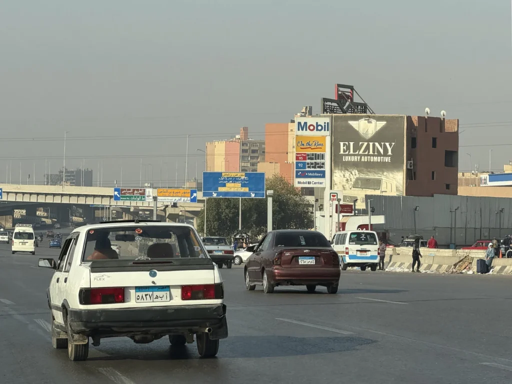 طريق دائري مزدحم بالسيارات في الجيزة بمصر