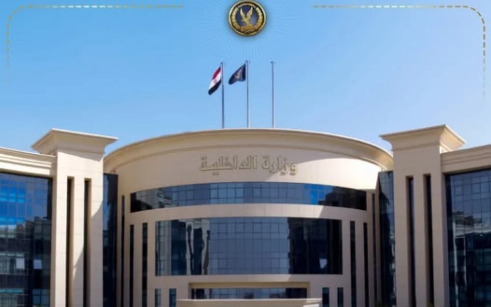 الداخلية: اختراق شركة دولية وراء اللقطات الخارجة على شاشة إعلانات بالجيزة