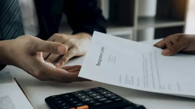 مدير مدرسة بسوهاج يعلن استقالة مسببة على فيسبوك