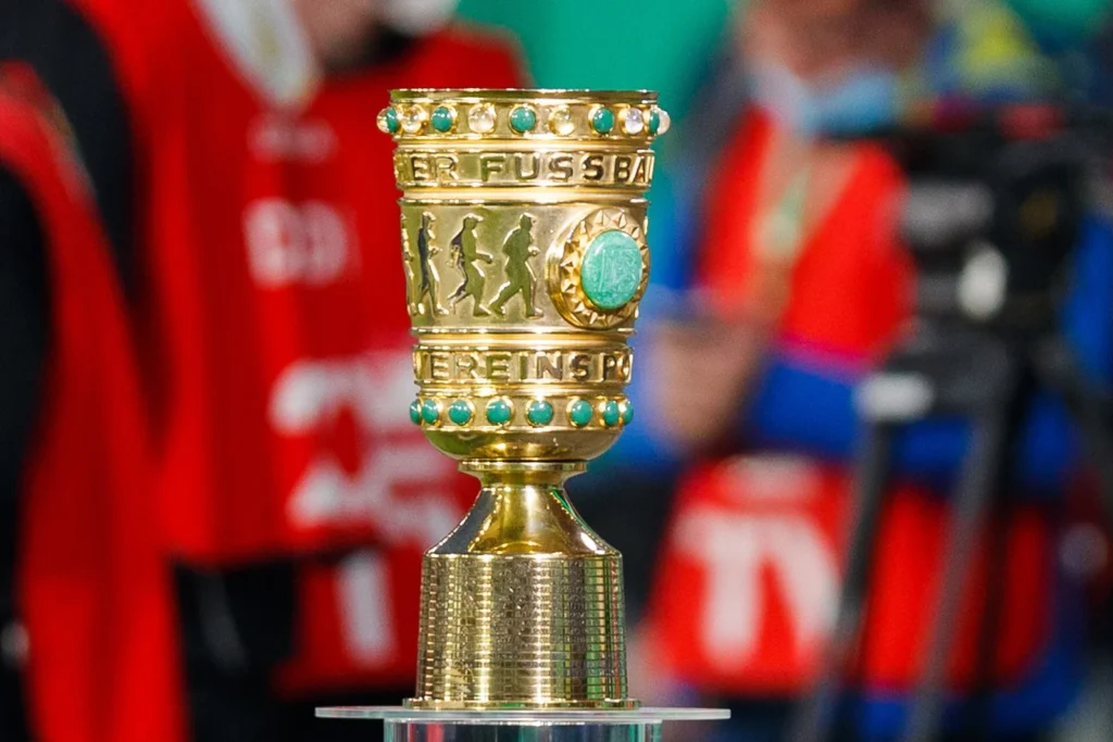 كأس ألمانيا لكرة القدم معروض على أرضية الملعب