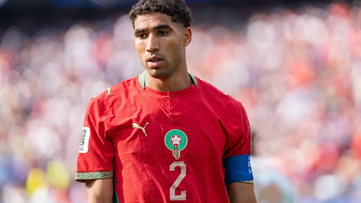 أشرف حكيمي بقميص المنتخب المغربي خلال مباراة فرنسا والمغرب في كأس العالم 2026