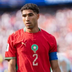 أشرف حكيمي بقميص المنتخب المغربي خلال مباراة فرنسا والمغرب في كأس العالم 2026
