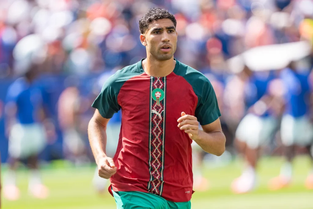 أشرف حكيمي بقميص المغرب خلال مباراة فرنسا والمغرب في كأس العالم 2026