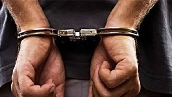 ضبط عاطل بشبرا يدير صفحة لبيع أسلحة بيضاء وهمية للنصب