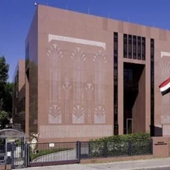 السفارة المصرية بالسعودية تدعو الجالية لمراجعة شركات الطيران وتنشر أرقام طوارئ