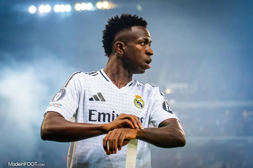لاعب كرة قدم يرتدي قميص ريال مدريد الأبيض أثناء مباراة