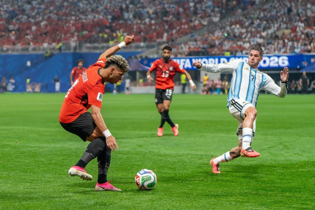 لاعب كرة قدم إمام عاشور خلال مباراة الأرجنتين ومصر في كأس العالم 2026