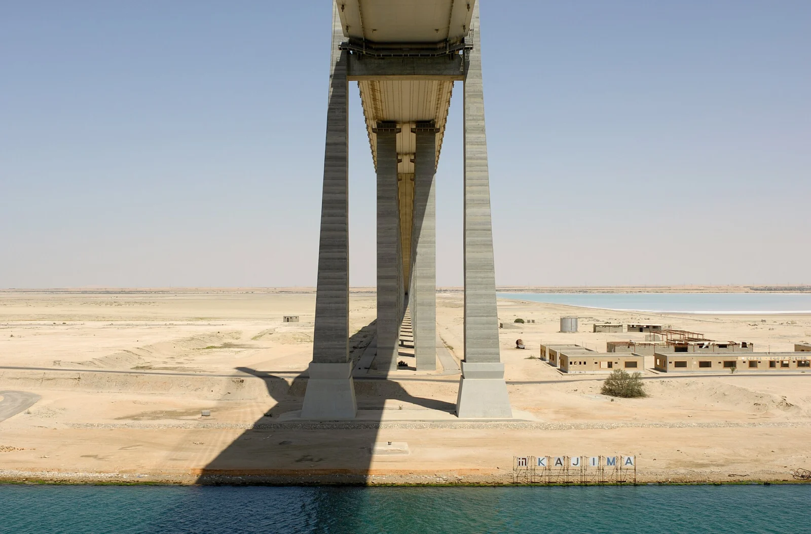 جسر قناة السويس (شهداء 25 يناير) فوق مياه القناة عند القنطرة