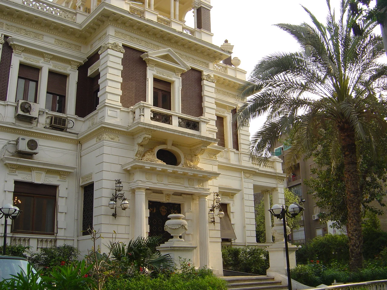 مقر حزب الوفد الجديد في الجيزة بمصر