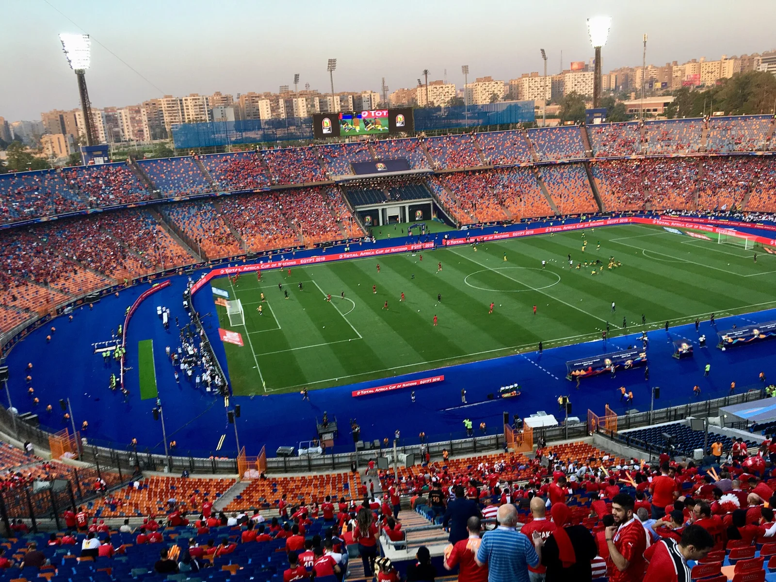 استاد القاهرة الدولي من الداخل بمدرجاته وأرضيته الخضراء